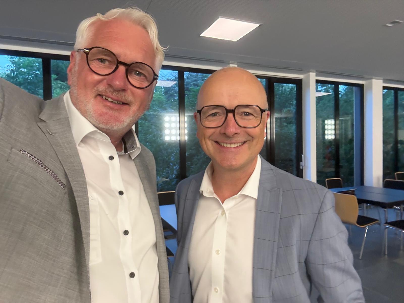 Bejola-Geschäftsführer Bernhard J. Lammers und ZDF-Wetterexperte Karsten Schwanke machen ein Selfie und lachen in die Kamera