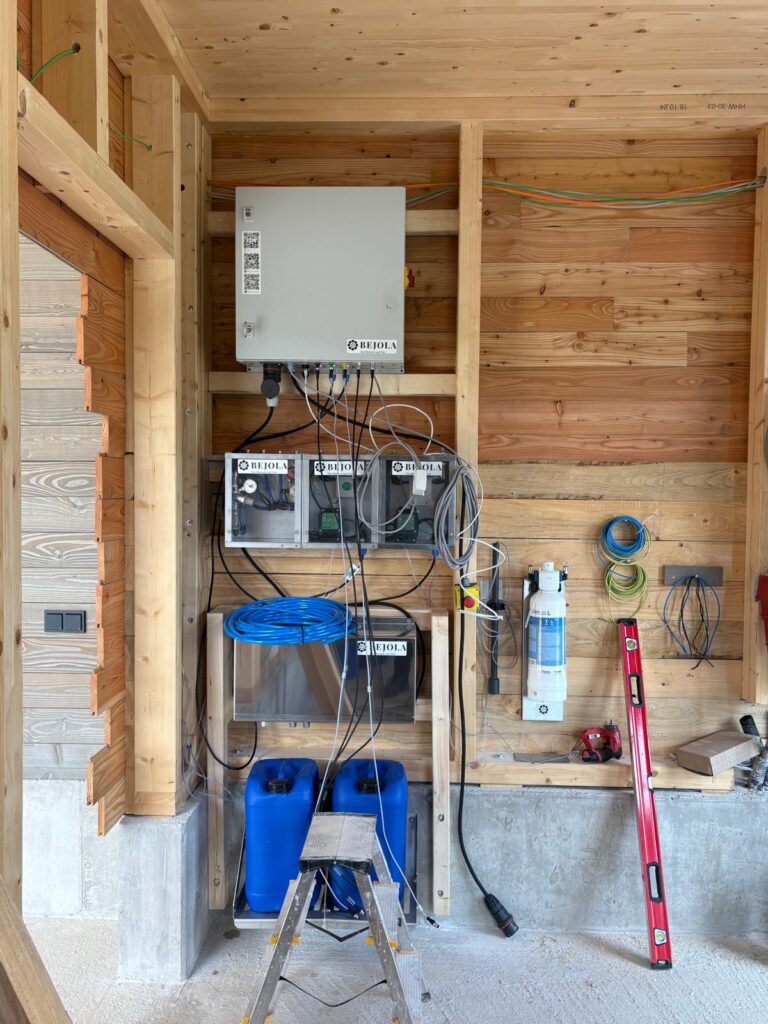 Foto einer Bejola-Sprühnebel-Anlage in einem Stall, der sich noch im Bau befindet
